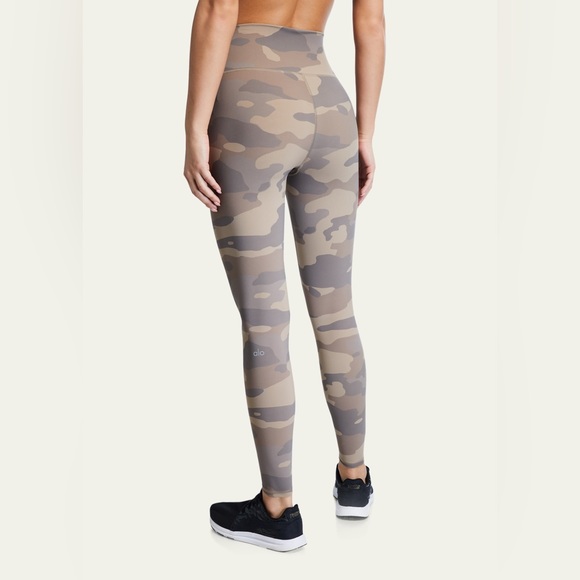 Alo Yoga "Vapor" performance leggings in camouflage-print with a matte finish. - Picture 2 of 3